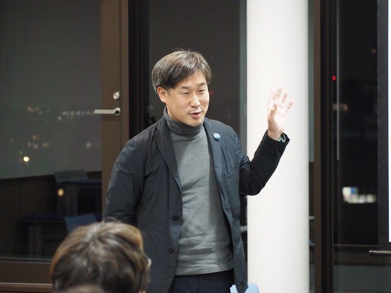 Koh Kitabayashi speaking to a group in Kyoto