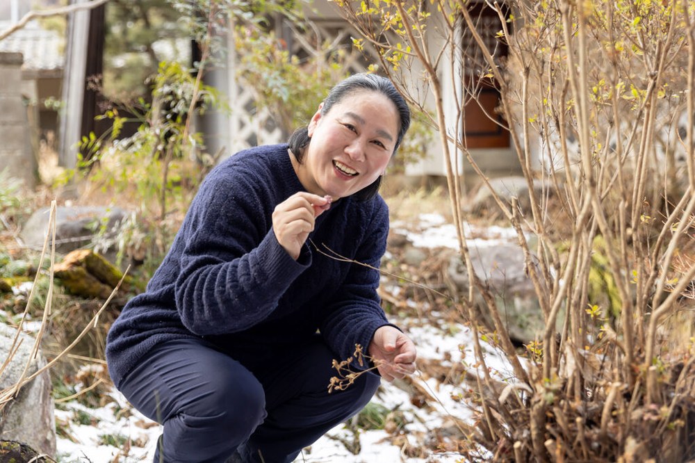 Naomi Oriyama gathering wild plants in a winter garden